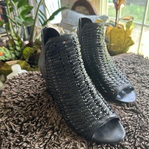 Donald J. Pliner Black Leather Heeled Boots with Open Toe size 8.5